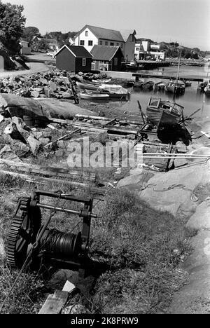 Tønsberg juin 1968 la plus grande ligue de contrebande depuis la période d'interdiction a été révélée à Vestfold. L'arrestation de l'équipage à bord du patin de pêche Buaodden a ouvert la voie à une arrestation massive de marchands, de cessions et de grossistes à Tønsberg, Sandefjord, Larvik et Oslo, accusés de contrebande et de renouvellement d'alcool. Le skipper de Buaodden a loué le fond rouge de la mer au premier plan. Photo: Børretzen / courant / NTB Banque D'Images