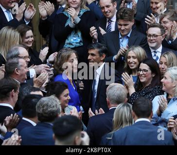 Londres, Royaume-Uni. 24th octobre 2022. Les membres du Parti conservateur félicitent le nouveau Premier ministre britannique Rishi Sunak devant le quartier général conservateur, après que les rivaux Penny Mordaunt et l'ancien Premier ministre Boris Johnson se sont retirés de la course lundi, 24 octobre 2022. M. Sunak est le premier Premier ministre britannique à être originaire d'une ethnie. Photo de Hugo Philpott/UPI crédit: UPI/Alay Live News Banque D'Images