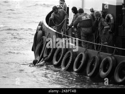 Stavanger 19851105: Le navire de ciment Concem s'est écrasé pendant les travaux sur la plate-forme Gullfaks B dans le Gandsfjord, et 10 personnes ont péri. Des navires avec des plongeurs sont à la recherche de ceux tués. Ici, les plongeurs qui sont aidés à bord de navires auxiliaires. Photo: Jens O. Kvale / NTB / NTB Banque D'Images