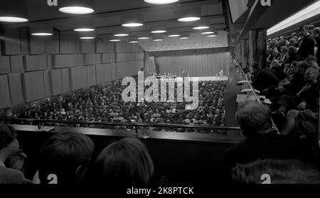 Oslo 196604. La communauté étudiante d'Oslo organise Teach-in sur le Vietnam. La réunion a duré 12 heures et n'a pas été terminée avant le dimanche matin. La grande salle de réunion de la Chambre du peuple a été remplie jusqu'au dernier endroit au moment de l'ouverture du débat. Plus tard, plusieurs salles ont été distribuées où des conférences ont eu lieu en même temps. Photo Aage Storløkken / actuel / NTB Banque D'Images