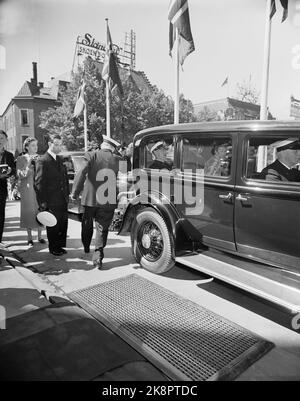 Oslo 19550607. Le 50th anniversaire de la résolution 1905 de l'Union. La famille royale au Storting à l'occasion du 50th anniversaire de la résolution 1905 de l'Union. Le roi Haakon et les autres membres de la maison royale arrivent à la réunion du mémorial au Storting. Le roi Haakon dans le siège arrière de la voiture. Photo: Børretzen / Storløkken / Pagano / actuel / NTB Banque D'Images