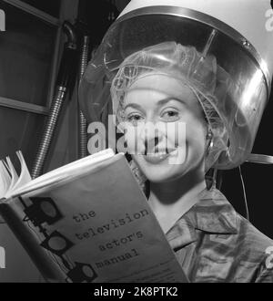 Oslo 19601126. La dame de bureau et TV l'hôtesse de NRK Inger Lise Haug travaille dans un bureau du Conseil norvégien de la recherche agricole pendant la journée. Après les heures de bureau, le salon de coiffure est parti, où elle obtient ses cheveux posés et soignés. Trois nuits consécutives, elle est sur l'écran de télévision. Inger Lise Skarstein. Photo: Aage Storløkken Current / NTB Office Worker and TV Hostess Inger Haug Lise photographié en 1960. Photo: Aage Storløkken/ actuel/ NTB Banque D'Images