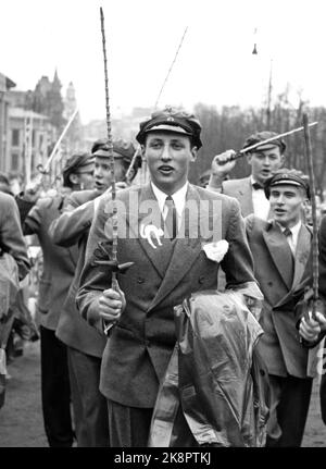 Oslo19550517: 17 mai à Oslo, Prince Harald dans le train russe. Il était russe à la Cathedral School et a des symboles « chats » sur le costume russe, le bâton russe et le chapeau russe. Photo: NTB Banque D'Images