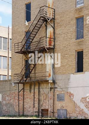 Taylor, Texas États-Unis - échelle de secours en acier sur le côté d'un vieil hôtel abandonné de petite ville Banque D'Images