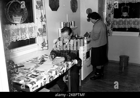 Eidskog février 1965. L'auteur, le parolier et l'enregistreur Hans Børli. Ici, il s'assoit à la table de cuisine et écrit. Sa femme cuisine au poêle. Photo: Ivar Aaserud / courant / NTB Banque D'Images