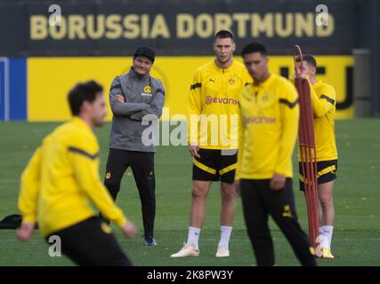 Dortmund, Allemagne. 24th octobre 2022. Football: Ligue des champions, Borussia Dortmund - Manchester City groupe stage, Groupe G, match day 5, entraînement. L'entraîneur de Borussia Dortmund Edin Terzic (2nd de gauche) dirige l'entraînement entre Mats Hummels, Niklas Süle, Jude Bellingham et Raphaël Guerreiro (l-R). Credit: Bernd Thissen/dpa/Alay Live News Banque D'Images