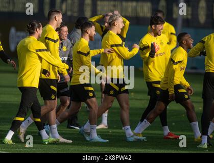 Dortmund, Allemagne. 24th octobre 2022. Football : Ligue des champions, Borussia Dortmund - Manchester City Group Stage, Groupe G, Matchday 5. Nico Schlotterbeck (M) de Borussia Dortmund participe à la formation. Credit: Bernd Thissen/dpa/Alay Live News Banque D'Images