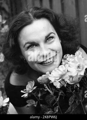 Oslo 19531021. L'acteur Eva Strøm Aastorp offre l'amour romantique du succès d'opéra de Folketetret "les Or diggers" ici nous la voyons dans le jardin sur le bassin de maquereau où elle vit. Souriant avec des fleurs. Photo: Aage Storløkken / actuel / NTB Banque D'Images