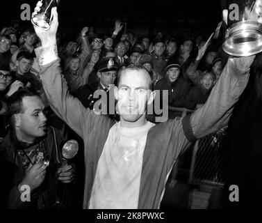 Oslo 19681027 le Lyn football Club a remporté le « Double » en 1968. Ici, de la finale de coupe, où Lyn battit Mjøndalen 3-0. Le capitaine de l'équipe Andreas Morisbak se réjouit de la coupe du Roi. Le photographe de presse TV est Erik Thorberg, NTB. Photo: Actuel / NTB Banque D'Images