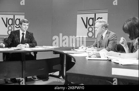 24 août 1981 d'Oslo. Kjell Magne Bondevik à Valgrevyen à NRK. Geir Helljesen, responsable du programme, et Guro Rustad. Photo: Henrik Laurvik / NTB Banque D'Images