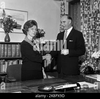 Oslo 19651012 changement de gouvernement. Le gouvernement Gerhardsen prend sa retraite et le gouvernement Borten prend la relève. Ici, changement dans le ministère de la Justice. Ragnhild Elisabeth Schweigaard Selmer prend la relève de la ministre de la Justice après O.C. Gundersen. Photo: NTB / NTB Banque D'Images