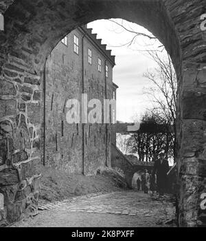 Oslo 1950. Le château d'Akershus a été récemment restauré. La construction du château est fixée au temps dès le 1300s. Akershus vu de l'ouest, vers l'aile romaine, puis appelé parce qu'il a été construit par des gens de Romerike. Pavés et portails incurvés - portails - dans les murs anciens épais. Photo: Sverre A. Børretzen / actuel / NTB Banque D'Images