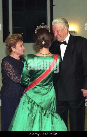 Oslo 19960325: Le président russe Boris Eltsine, la femme Naina et la reine Sonja après être arrivés au dîner de gala à Akershus. Eltsine est en visite d'État en Norvège. Queen Sonja en compagnie verte robe avec des bijoux, y compris Josephine Charlotte diadem, et des ornements de cheveux. Bijoux en forme de croix maltaise attachée à la commande derrière. Photo: Ton Georgsen Scanfoto / NTB Banque D'Images