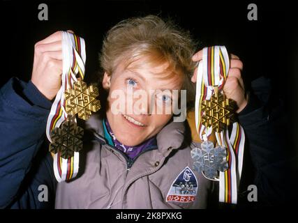 Seefeld, Autriche, 1985-01: Coupe du monde de ski. La coupe du monde de 1985 a été, du moins jusqu'alors, le plus grand succès du championnat de ski norvégien. Au total, les athlètes norvégiens ont remporté 15 médailles, dont 5 d'or, 5 d'argent et 5 de bronze. La photo: Anette Bøe était la reine de coupe du monde 1985. Ici avec ses 4 médailles de la coupe du monde Seefeld 1985. Photo: Inge Gjellesvik Banque D'Images