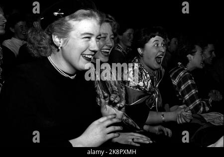 Oslo 1952; le trompettiste et chanteur Louis Armstrong (1901-1971) a donné un concert incroyable dans le cinéma Colosseum d'Oslo et a ainsi grandement contribué à la fièvre du jazz qui s'est propagée dans la capitale en 50s. La voix distinctive, l'éminent jeu de trompette et la propriété de l'artiste de charme d'Armstrong ont surpris le public, qui était composé de passionnés qui avaient également passé la nuit dans la file d'attente des billets pour obtenir l'un des plus de 2000 sièges dans la salle de cinéma. Photo; Sverre A. Børretzen / actuel / NTB Banque D'Images