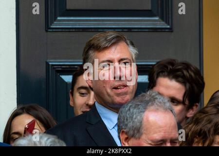 Londres, Royaume-Uni. 24 octobre 2022. Sir Graham Brady, président du Comité 1922, est l'un des partisans du quartier général du Parti conservateur qui attend Rishi Sunak qui a remporté la nomination au poste de chef du Parti conservateur et qui est le nouveau Premier ministre après la démission de Liz Truss. Credit: Stephen Chung / Alamy Live News Banque D'Images