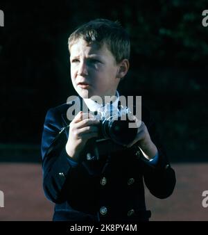 Asker 197909 : la famille des Prince de la Couronne à Skaugum, septembre 1979. Le couple du Prince héritier et les enfants ont été photographiés chez eux à Skaugum. La photo : le prince Haakon Magnus dans le jardin de Skaugum. Ici, il a emprunté un appareil photo à l'un des photographes de presse. Photo: Bjørn Sigurdsøn / NTB / NTB Banque D'Images