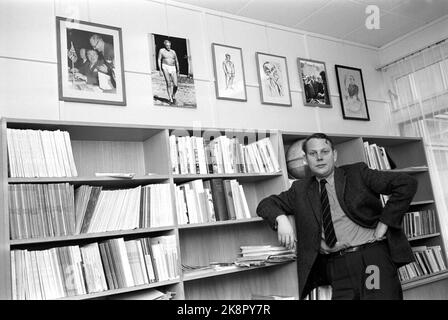 Oslo avril 1970 Chef du département politique à Dagbladet, secrétaire de rédaction Arve Solstad. Debout à la bibliothèque dans son bureau. Photo: Ivar Aaserud / courant / NTB Banque D'Images