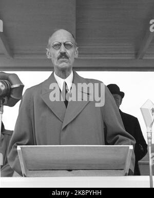 Svinesund 19460615. Le pont Svinesund à Halden, entre la Norvège et la Suède, est ouvert par le roi Haakon et le prince héritier Gustav Adolf, qui se rencontrent au milieu de la brosse de pont de 420 mètres de long. Ici, nous voyons le roi Haakon qui parle. Photo: Archives NTB / NTB Banque D'Images