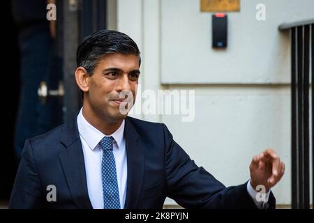 Londres, Royaume-Uni. 24 octobre 2022. Le député de Rishi Sunak quitte le quartier général du Parti conservateur après avoir remporté la nomination au poste de chef du Parti conservateur et est le nouveau Premier ministre après la démission de Liz Truss. Credit: Stephen Chung / Alamy Live News Banque D'Images