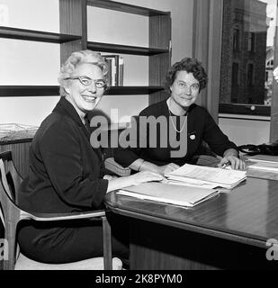 Oslo 19651012 changement de gouvernement. Le gouvernement Gerhardsen prend sa retraite et le gouvernement Borten prend la relève. Ici, changement dans la famille et le ministère de la consommation. L'ancienne ministre Åse Bjerkholt (TV) souhaite la nouvelle ministre Mme Elsa Skjerven Bonne chance. Photo: NTB / NTB Banque D'Images