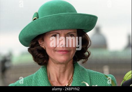 Stockholm 199604: Roi Carl XVI Gustaf 50 ans - plusieurs jours de fête annuelle pour le roi de Suède. Photo: L'anniversaire de naissance réel sur 30 avril. La reine Silvia photographiée au château, où 2000 chanteurs rendent hommage au roi. Photo: Bjørn Sigurdsøn / NTB / NTB Banque D'Images