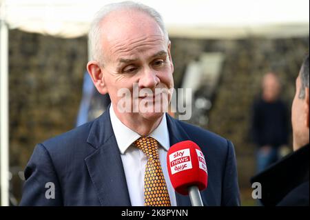 Londres, Royaume-Uni. Seigneur Moylan. Les hommes politiques se sont rassemblés sur le College Green pour être interrogés le jour où Rishi Sunak est devenu Premier ministre britannique en 57th. Banque D'Images