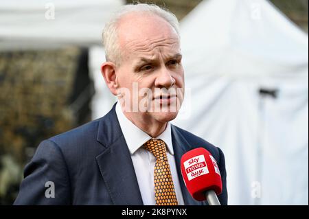 Londres, Royaume-Uni. Seigneur Moylan. Les hommes politiques se sont rassemblés sur le College Green pour être interrogés le jour où Rishi Sunak est devenu Premier ministre britannique en 57th. Banque D'Images