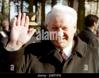 Oslo 19960325: Le président russe Boris Eltsine fait des vagues pendant la couronne qui s'est posée sur le mémorial de guerre de Vestre Gravlund. Eltsine est officiellement une visite d'État en Norvège. Photo: Knut falch Scanfoto / NTB Banque D'Images