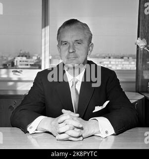 Oslo 19651012 changement de gouvernement. Le gouvernement Gerhardsen prend sa retraite et le gouvernement Borten prend la relève. Ici changement dans le ministère de la Défense. Otto Grieg Tidemand est nouveau ministre de la Défense photo: NTB / NTB Banque D'Images