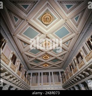 Oslo 1965: Intérieur de la grande salle de banquet dans le Château Royal. Le hall fait 360 mètres carrés et passe par les deuxième et troisième étages. 24 colonnes en stuc blanc et 24 colonnes en bois le long des murs longs. Parquet. Plafonniers. Photo: Erik Thorberg NTB / NTB Banque D'Images