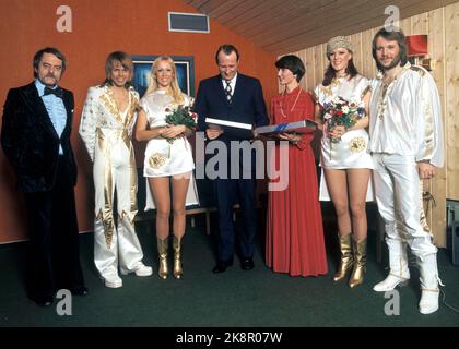 Oslo 1977-01-28: Le groupe pop suédois ABBA lance sa tournée de concert avec un concert à Ekeberghallen, 28 janvier 1977. ABBA se compose d'Anni-Frid Lyngstad (Frida), Agnetha Fältskog, Björn Ulvaeus et Benny Andersson. Ici, le groupe rencontre le couple du Prince héritier norvégien, le Prince héritier Harald et la princesse Sonja, après le concert. Le droit à l'affaire du directeur Stig 'Stikkan' Andersson. /Stig Andersson/ photo: Oddvar Walle Jensen / NTB / NTB Banque D'Images