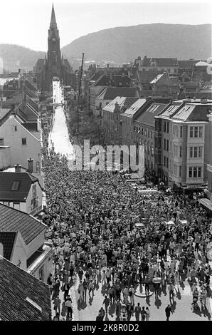 Bergen 19860502. Le Concours Eurovision de la chanson, finale internationale, se tient à Bergen, en mai 1986. Un soleil brillant et un peuple du sud dans la ville en relation avec de nombreux événements, a commencé par des gens d'affaires et privés, autour de la ville. Ici, nous voyons des courses de saut d'été organisées à Johannskirkebakken, au milieu de la ville. Photo: Knut Odrås / NTB Banque D'Images