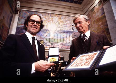 Oslo 19801210 le Prix de la paix : Prix Nobel de la paix pour 1980 à l'architecte et défenseur des droits humains Adolfo Perez Esquivel. Ici des prix de l'Université Aula, où Perez Esquivel (TV) reçoit le prix du président du Comité Nobel John Sanness. Photo NTB / NTB / Bjørn Sigurdsøn Prix Nobel de la paix à : Adolfo Perez Esquiel. Reçu. Le prix de prof.john Sannes. Photo N.T.B./SIG Sign.sptodamm Banque D'Images