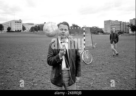 Oslo 19640704. Nouveau journaliste de football à NRK Bjørge Lillelien. Ici photographié sur un terrain de football à l'extérieur de Marienlyst avec football. Radiodiffuseur national norvégien en arrière-plan. Photo: Ivar Aaserud actuel / NTB Banque D'Images