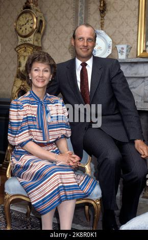 Asker 1983-05: Le couple du Prince héritier à Skaugum. Le couple du prince héritier norvégien, le prince héritier Harald et la princesse Sonja, ont photographié ensemble à Skaugum sur 19 mai 1983. Ici en face de la cheminée dans le salon. En arrière-plan une vieille montre. (Crown Princess dans une robe à motifs avec des rayures bleues et rouges.) Photo: Bjørn Sigurdsøn Banque D'Images