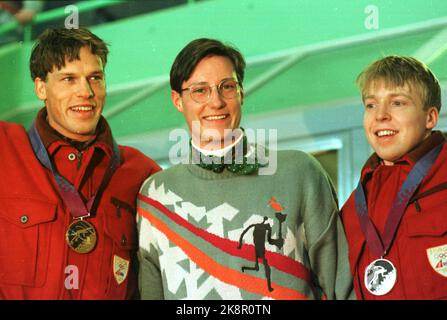 Hamar 19940220 Olympique-94, patinage. Après 10000 mètres: De V: Johann Olav Koss avec une médaille d'or, avec le prince héritier Haakon et Kjell Storelid, avec une médaille d'argent. Photo: Rune Petter Ness / NTB / NTB Spandols Banque D'Images