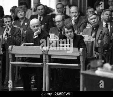 Oslo 19821122. Le cas de la fusée dans le Storting. Le ministre de la Défense Anders C. Sjaastad (t.H.H.) et le Premier ministre Kåre Willoch dans les Stortingssalen au cours du débat sur le placement des missiles nucléaires en Europe, ainsi que le rôle de la Norvège dans le cas de la facilité de l'OTAN pour de nouvelles coupures de distance intermédiaires en Europe. Deux motions de méfiance à l'égard du ministre de la Défense ont été tombées lors du vote. Photos de l'archive NTB Bjørn Sigurdsøn / NTB Banque D'Images