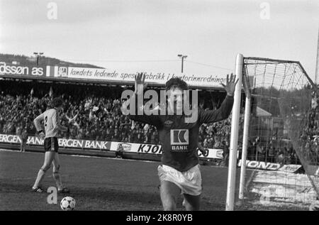 Oslo, 19801026. Stade Ullevaal, finale de la coupe. Lillestrøm - Vålerenga 1-4. Morten Haugen de VIF marque le premier but de Vålerenga. Ici, il se réjouit. Photo: Svein Hammerstad / NTB / NTB Banque D'Images