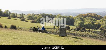 Salisbury Wiltshire, royaume-uni, 10, octobre 2022 un homme à la retraite reposant sur un banc bénéficiant de la vue panoramique Banque D'Images