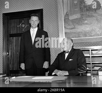 Oslo 19651012 changement de gouvernement. Le gouvernement Gerhardsen prend sa retraite et le gouvernement Borten prend la relève. Ici, changement dans l'Église et le ministère de l'éducation. Kjell Bondevik (TH) prend la relève après Helge Sivertsen. Photo: NTB / NTB Banque D'Images