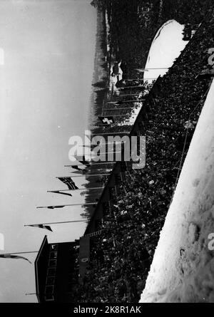 Jeux olympiques d'hiver à Oslo en 1952. Holmenkollbakken. Plus de 150 000 sont venus à la course de saut à Holmenkollen. Un record de public a été établi avec 104 102 spectateurs payants. Photo: Archive Banque D'Images