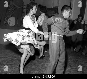 Oslo 19570905: Rock'n roll avec danse au club de loisirs de Hammersborg. Balançoire et rock dansant pour les jeunes dans des vêtements typiques. Photo: NTB / NTB Banque D'Images