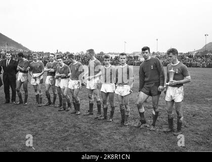 Bergen, 19631013 SK Fire - Vålerenga 3-1 SK Fire est devenu champion de la série en 1963. Ici du match où le championnat a été assuré. Bjørn Oddmar Andersen en a marqué deux et Leif Amundsen un. Capitaine Trygve Andersen avec le trophée de l'Association de football. Photo: Sverre A. Børretzen / actuel / NTB Banque D'Images