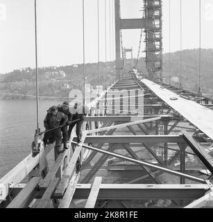 Kristiansand 19560609 le plus grand d'Europe du Nord la construction de Varoddbrua à Kristiansand. L'ancien Varoddbrua est un pont suspendu qui passe au-dessus de la sortie du Topdalsfjord. Le pont mesure 618 mètres de long et la plus grande travée est de 337 mètres avec une hauteur libre de 32 mètres. Le pont a 8 boucles. Le pont Varimpair a été ouvert sur 20 octobre 1956 et a été financé par le péage. C'était le plus long pont suspendu de la Norvège jusqu'en 1972. Photo: Sverre A. Børretzen / actuel / NTB Banque D'Images