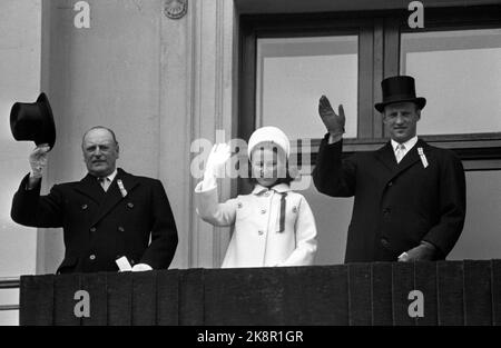 Oslo 19690517 célébration de 17 mai à Oslo. La famille royale sur le balcon du château, Sonja sur le balcon pour la première fois en tant que princesse couronne. TÉLÉVISION. Roi Olav, TH. Crown Prince Harald, tous deux avec des chapeaux de soie. Les trois vagues. Photo: Thorberg / NTB / NTB Banque D'Images