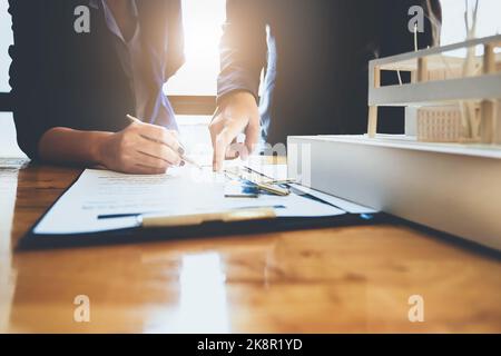 l'agent immobilier donne un accord entre le stylo et les documents avec le client pour signer le contrat. Accord de concept. Banque D'Images