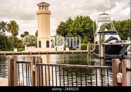 Aventura, Miami, Floride. Etats-Unis - 24 octobre 2022: Paysage avec le phare et le bateau dans le port de plaisance de la voie navigable, Aventura Banque D'Images
