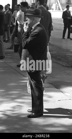 28 juin 1969 d'Oslo. Karl Johansgate à Oslo lors d'une chaude journée d'été. Voici un homme âgé qui nez son cigare. Photo: Par Ervik / actuel / NTB Banque D'Images