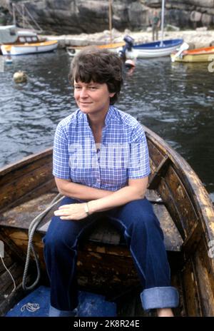 Helleskilen, Kirkøy à Østfold 1981-07: Le Premier ministre Gro Harlem Brundtland en vacances avec la famille dans la cabine de Helleskilen à Kirkøy (juste à côté de Hankø), juillet 1981. La photo: Gro à bord de la barque à la cabine. (En denim / jeans et chemise à carreaux.) Photo: Erik Thorberg / NTB / NTB Banque D'Images